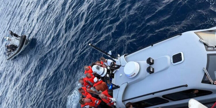 Νέα Στύρα: «Δεν μας ενημέρωσε ο πλοίαρχος» λέει το Λιμενικό – «Μας έβγαλαν με μια σκάλα οικιακή, σιδερένια» περιγράφουν επιβάτες του πλοίου που κόλλησε σε ξέρα