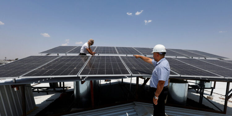 Η κυβέρνηση Τραμπ «κόβει» επιδοτήσεις 7 δισ. δολαρίων για την εγκατάσταση φωτοβολταϊκών