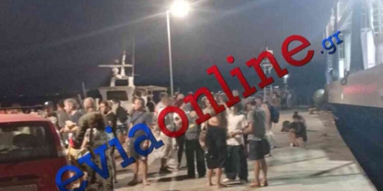 Νέα Στύρα: Το πλοίο παραμένει κολλημένο στην ξέρα – Σε Μαρμάρι και Κάρυστο διανυκτέρευσαν οι επιβάτες