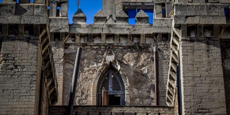 Οδοιπορικό στα «στοιχειωμένα» σπίτια της Αθήνας: Από τον «Πύργο των Ονείρων» στο σπίτι της Τζίνα Μπαχάουερ