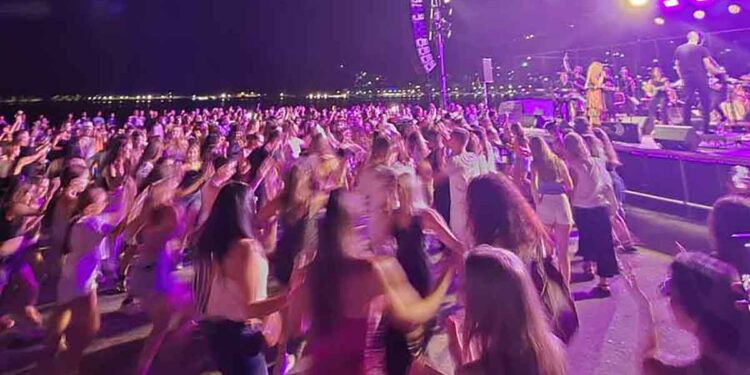 Αμφιλοχία: Αξέχαστη καλοκαιρινή βραδιά με την Μελίνα Ασλανίδου! (φωτο)