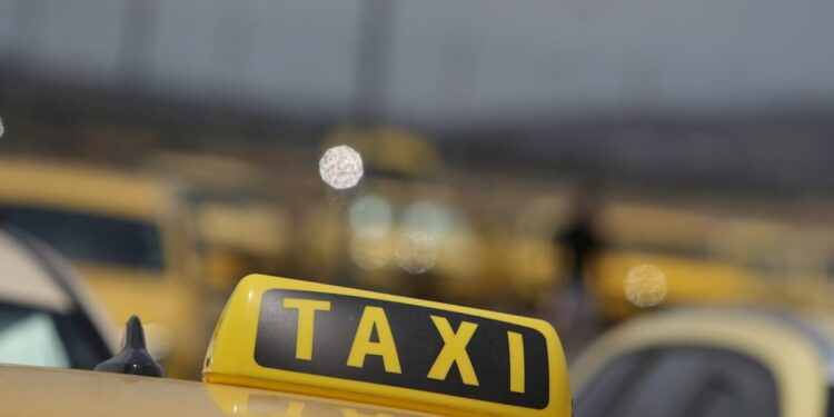 Ηράκλειο: Οδηγός ταξί παράτησε μητέρα με 3 ανήλικα παιδιά για να πάρει κούρσα με τουρίστες