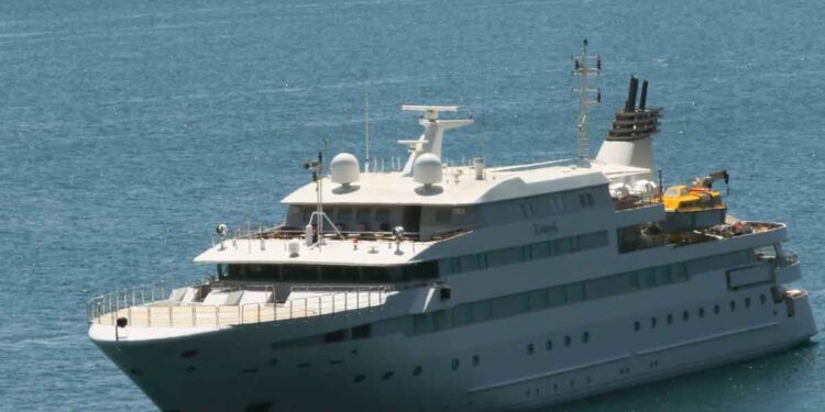 Το πολυτελές σούπερ γιοτ «Lauren» στον Αστακό Ξηρομέρου (φωτο)