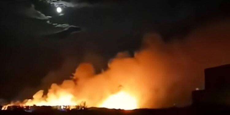 Δύσκολη νύχτα με τη μεγάλη φωτιά στη Θάσο – Τέσσερα μέτωπα με κυριότερο στον Πρίνο