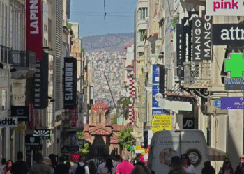 Θερινές εκπτώσεις 2025: Με πολυκοσμία στην Ερμού πέφτει η «αυλαία»