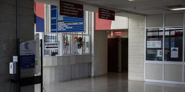 Ηράκλειο: Μεταφέρονται στην Αθήνα οι 2 εγκαυματίες από τη φωτιά στο γήπεδο – Παραμένουν σε κρίσιμη κατάσταση