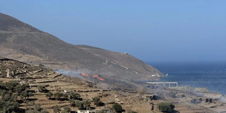 Φωτιά στην Τήνο: Σηκώθηκαν 2 ελικόπτερα – Διακοπή ρεύματος σε 3 περιοχές