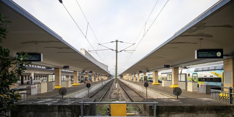 Αυστρία: Άνδρας γαντζώθηκε σε τρένο υψηλής ταχύτητας – Κατέβηκε να καπνίσει και δεν πρόλαβε να ανέβει