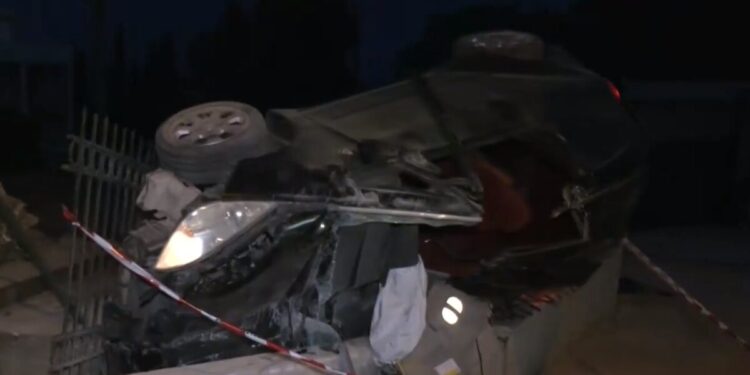 Τροχαίο δυστύχημα στη Θεσσαλονίκη: Αυτοκίνητο έπεσε σε περίφραξη σχολείου – Νεκρός 22χρονος, στο νοσοκομείο 2 τραυματίες