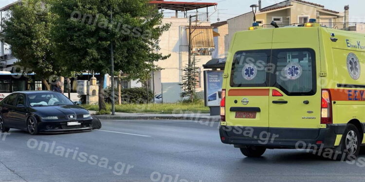 Τροχαίο στη Λάρισα: Γυναίκα με το παιδί της μεταφέρθηκαν στο νοσοκομείο