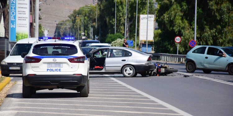 Τροχαίο στο Ζεφύρι: Οδηγός αυτοκίνητου χτύπησε 45χρονο μοτοσικλετιστή και τον εγκατέλειψε