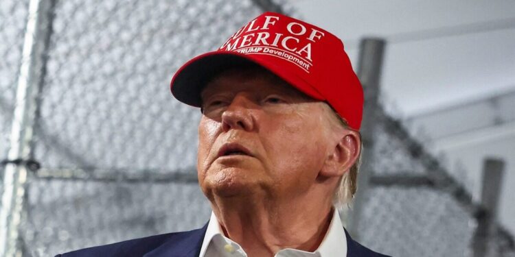 Ο Τραμπ ζητά από το ΔΣ της Fed να πάρει τον έλεγχο αν ο Πάουελ δε μειώσει τα επιτόκια