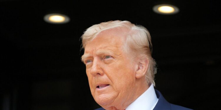 Ο Τραμπ απειλεί ότι θα αυξήσει τους δασμούς κατά της Ινδίας επειδή αγοράζει ρωσικό πετρέλαιο