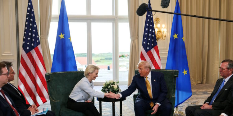 Στο 15% οι αμερικανικοί δασμοί σε εισαγωγές αυτοκινήτων, φαρμάκων και ημιαγωγών από την ΕΕ – Επίσημες δεσμεύσεις για προμήθεια αμερικανικών όπλων