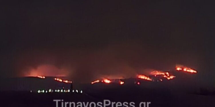 Μαίνεται η μεγάλη φωτιά στον Τύρναβο – Συνεχίζεται η μάχη με τις φλόγες