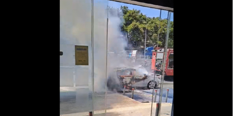 Ρέθυμνο: Βίντεο ντοκουμέντο από τη στιγμή που αυτοκίνητο τυλίγεται στις φλόγες στον κόμβο Ατσιποπούλου