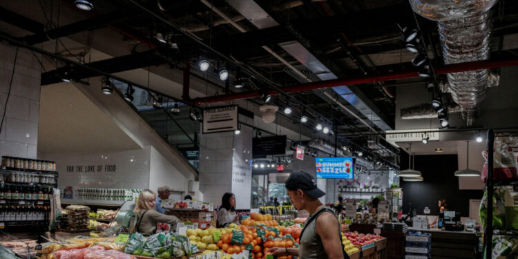 HΠΑ: Αυξήθηκε η κατανάλωση τον Ιούλιο παρά τον επίμονο πληθωρισμό