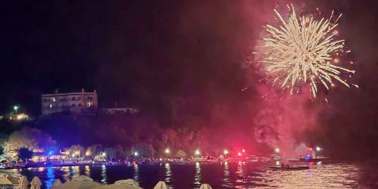 Πλήθος επισκεπτών στο Μενίδι Αμφιλοχίας για τη Βαρκαρόλα (φωτο)