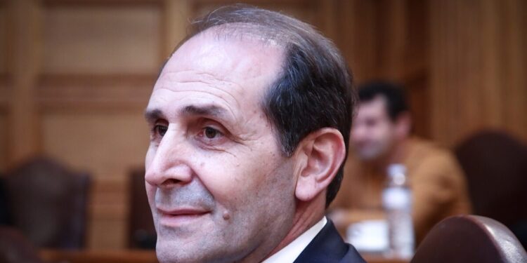 Απόστολος Βεσυρόπουλος: Ο βουλευτής που βοήθησε να πολλαπλασιαστούν οι απινιδωτές στη χώρα, «έσβησε» σε παραλία που δεν διέθετε τη σωτήρια συσκευή