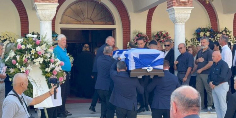 Απόστολος Βεσυρόπουλος: Πλήθος κόσμου στην κηδεία του – Τυλιγμένο με την ελληνική σημαία το φέρετρό του