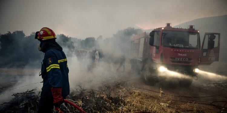 Φωτιά στα Βίλια: Σταμάτησαν τα εναέρια μέσα – 28 πυροσβέστες στη μάχη με τις φλόγες στον οικισμό Άγιος Βασίλειος