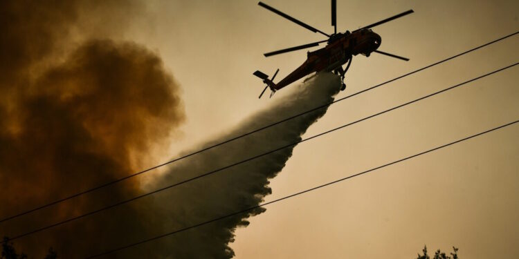 Φωτιά στην Τήνο: Σηκώθηκαν 2 ελικόπτερα