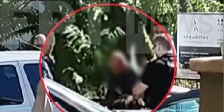 Γυναικοκτονία στον Βόλο: Η στιγμή που ο 40χρονος συλλαμβάνεται από τους αστυνομικούς – Βίντεο ντοκουμέντο