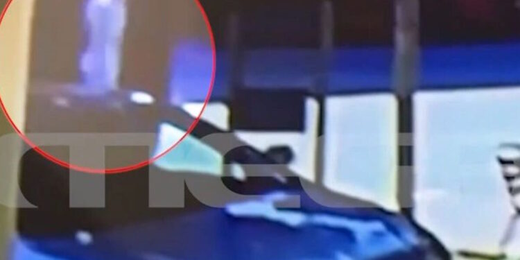 Γυναικοκτονία στον Βόλο: «Με απατούσε γι’ αυτό τη σκότωσα» φώναζε στους αστυνομικούς ο 40χρονος – Η στιγμή που διαφεύγει μετά τη δολοφονία