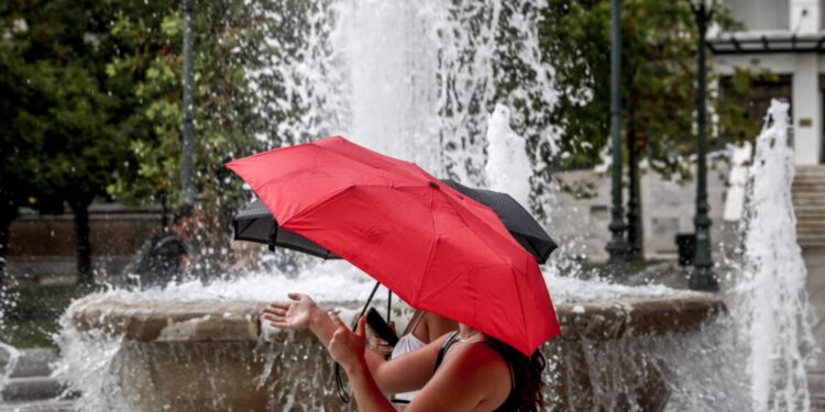 Ασταθής ο καιρός και σήμερα: Μπουρίνια ακόμη και στη βόρεια Αττική – Πάνω από 5.000 κεραυνοί έπεσαν τη Δευτέρα