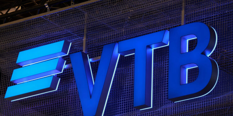 Η ρωσική VTB Bank βλέπει τα έσοδα από δάνεια να καταρρέουν εν μέσω πολεμικών πιέσεων