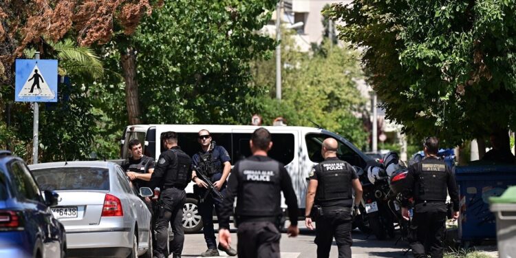 Χαλάνδρι: Έσπασε το μαχαίρι από τη μανία του δράστη – Πήρε άλλο και αποτελείωσε την 47χρονη