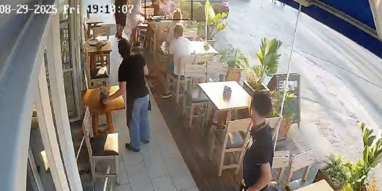 Χανιά: Σερβιτόρος έσωσε πελάτισσα από πνιγμό – Χρησιμοποίησε την γνωστή λαβή «Heimlich»