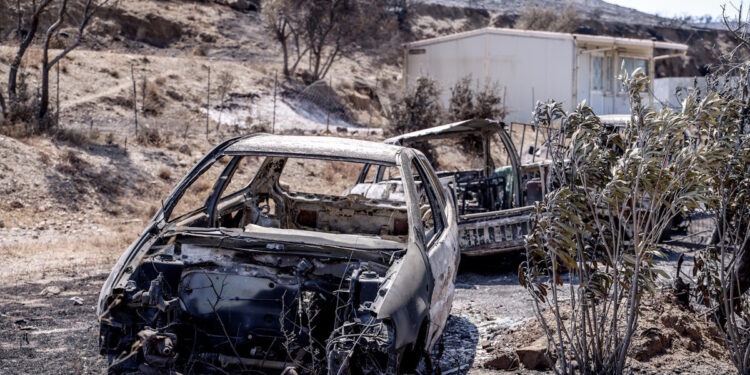 Φωτιά στη Χίο: Χωρίς ρεύμα παραμένει το 60% της Βολισσού – Το Σάββατο ξεκινά η καταγραφή των ζημιών