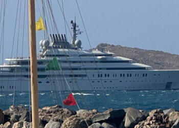 Πάρος: Εντυπωσιάζει το σούπερ γιότ Σεΐχη που έδεσε στην Νάουσα – Αποτελεί ένα από τα μεγαλύτερα στον κόσμο