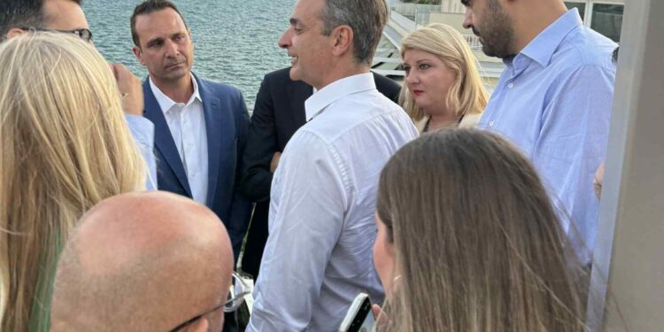 Όσα είπε ο πρωθυπουργός σε χαλαρή συζήτηση με δημοσιογράφους πριν τη ΔΕΘ – Και η Νανά Θεοδωροπούλου στη συνάντηση