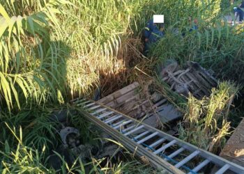 «Άγιο» είχε ηλικιωμένος οδηγός στα Καλύβια Αγρινίου – Εγκλωβίστηκε σε όχημα που τούμπαρε σε αύλακα με νερό (φωτο & video)