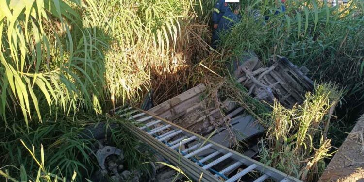 «Άγιο» είχε ηλικιωμένος οδηγός στα Καλύβια Αγρινίου – Εγκλωβίστηκε σε όχημα που τούμπαρε σε αύλακα με νερό (φωτο & video)