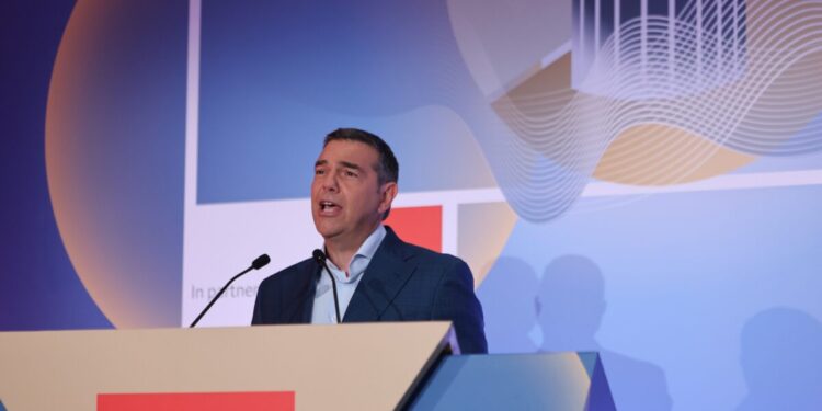 Πηγές ΠΑΣΟΚ απαντούν στον Τσίπρα: Κάποτε ο μιμούνταν τη φωνή του Ανδρέα, τώρα κάνει copy-paste τα δελτία μας