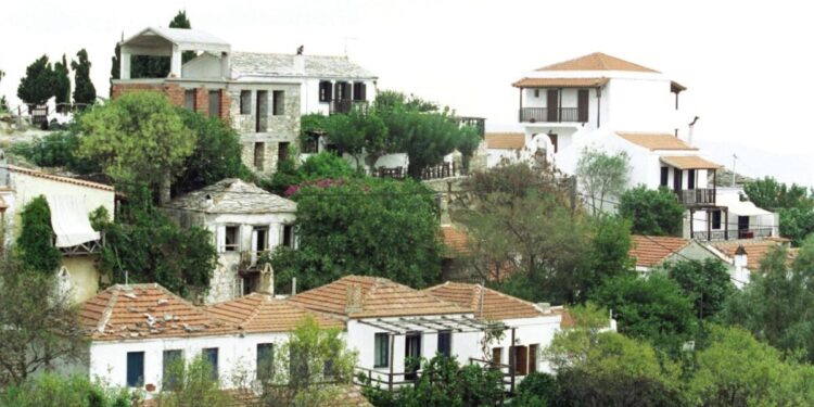 Αλόννησος: «Με χτύπησε και παρουσιάζεται ως θύμα», λέει ο δήμαρχος για τον 70χρονο που του έριξε κουτουλιά