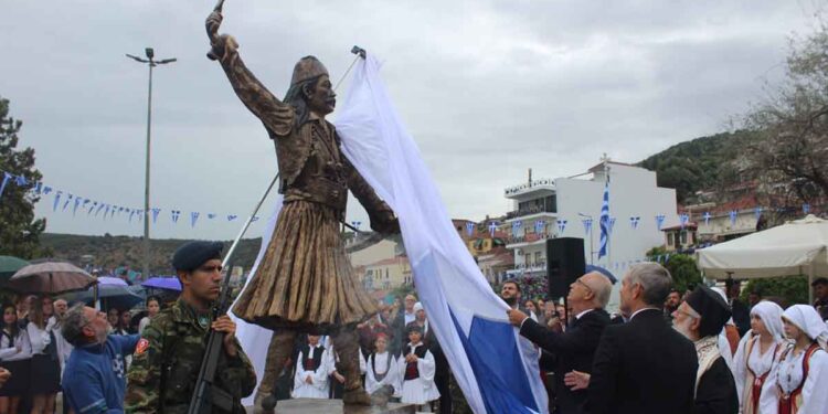 Αμφιλοχία: Πλήθος κόσμου στα αποκαλυπτήρια του ανδριάντα του Γεώργιου Καραϊσκάκη (φωτορεπορτάζ)