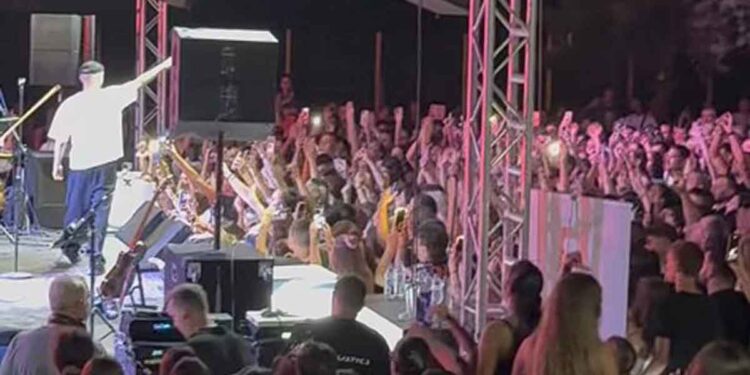 Ο Μητροπολίτης Δαμασκηνός ευχαριστεί τον Apon που αφιέρωσε την αμοιβή του για τον Ι.Ν. Αγίου Νικολάου Αστακού