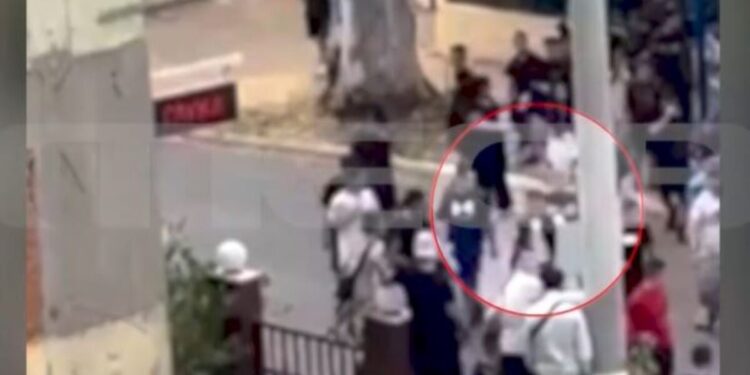 Ασπρόπυργος: Βίντεο ντοκουμέντο από τη στιγμή της επίθεσης σε 14χρονο έξω από σχολείο