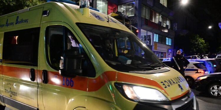 Τροχαίο στον Πειραιά: Ένας νεκρός και μία σοβαρά τραυματισμένη όταν αυτοκίνητο έπεσε σε κολώνα