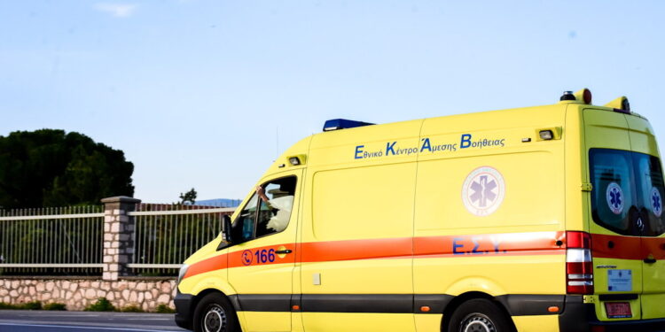 Χαλκιδική: Σοβαρό τροχαίο με έναν τραυματία – Έντεκα πυροσβέστες επιχείρησαν για τον απεγκλωβισμό του