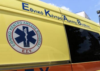 Αίγινα: Μετέφεραν με ράσο παπά αντί φορείου τραυματισμένη γυναίκα – Για ακόμη μια φορά δεν υπήρχε οδηγός ασθενοφόρου