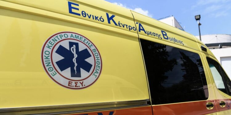 Αίγινα: Μετέφεραν με ράσο παπά αντί φορείου τραυματισμένη γυναίκα – Για ακόμη μια φορά δεν υπήρχε οδηγός ασθενοφόρου