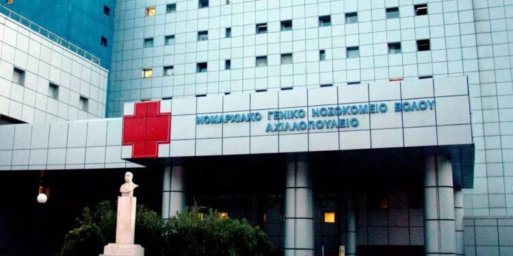 Βόλος: Νεκρός 20χρονος φοιτητής που έπεσε από φωταγωγό – Κατέρρευσαν στο νοσοκομείο οι γονείς του