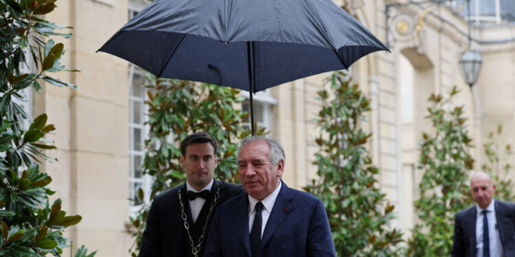 Η «επικίνδυνη» πορεία του χρέους της Γαλλίας αποτελεί πονοκέφαλο για τον διάδοχο του Μπαϊρού