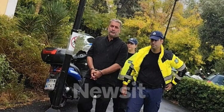 Βασίλης Μπισμπίκης: Η στιγμή που οδηγείται στην Ευελπίδων με χειροπέδες