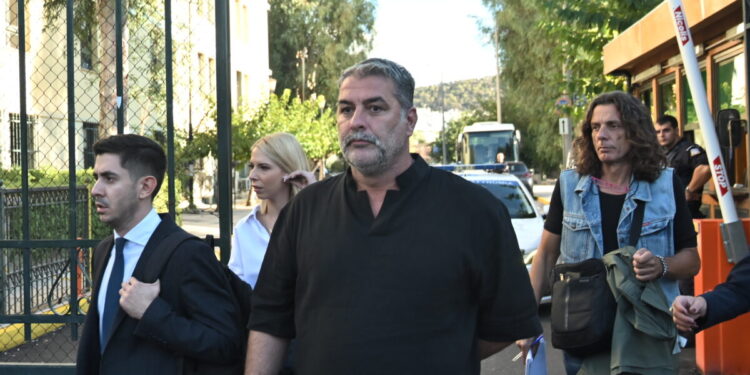 Ο Βασίλης Μπισμπίκης αντιμέτωπος με πρόστιμο 1.200 ευρώ και αφαίρεση διπλώματος για 1 μήνα μετά την εγκατάλειψη του τροχαίου